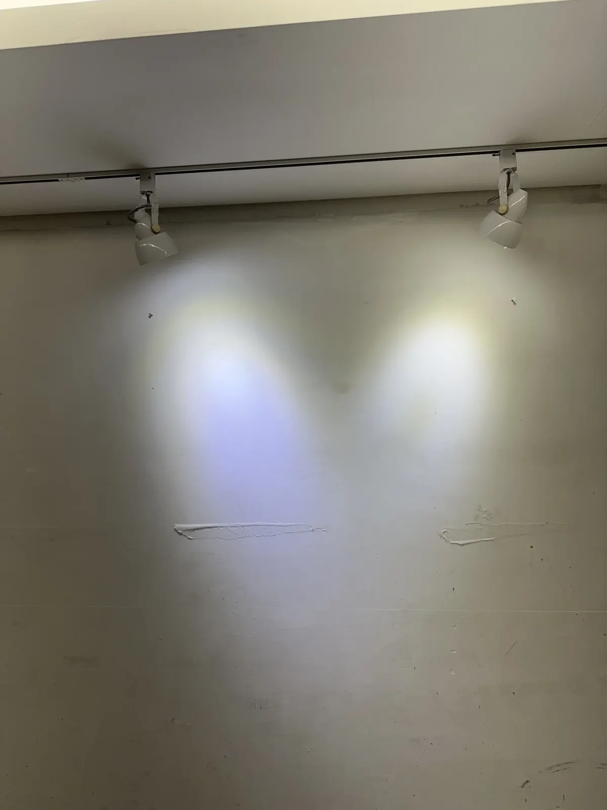 벽 타일 재단 및 부착