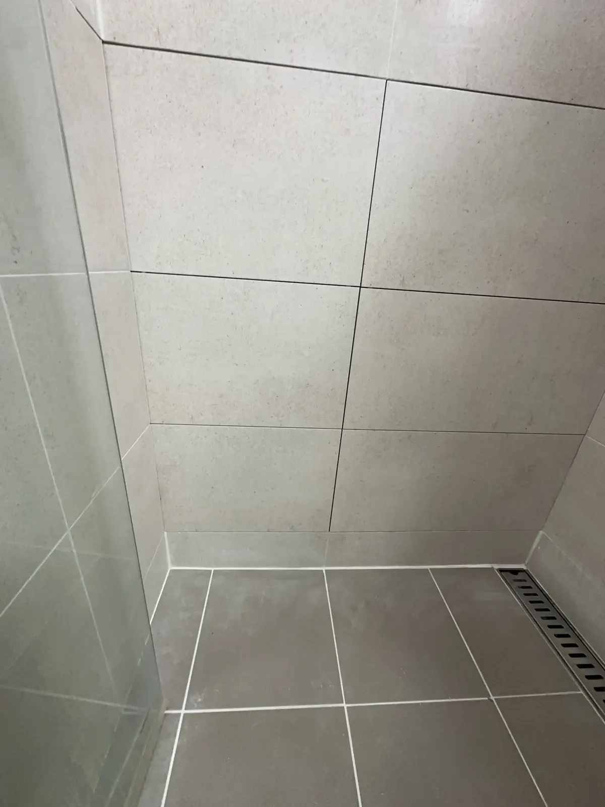 샤워부스 벽·바닥 타일과 배수 마감 — 고쳐주기 타일 시공사례