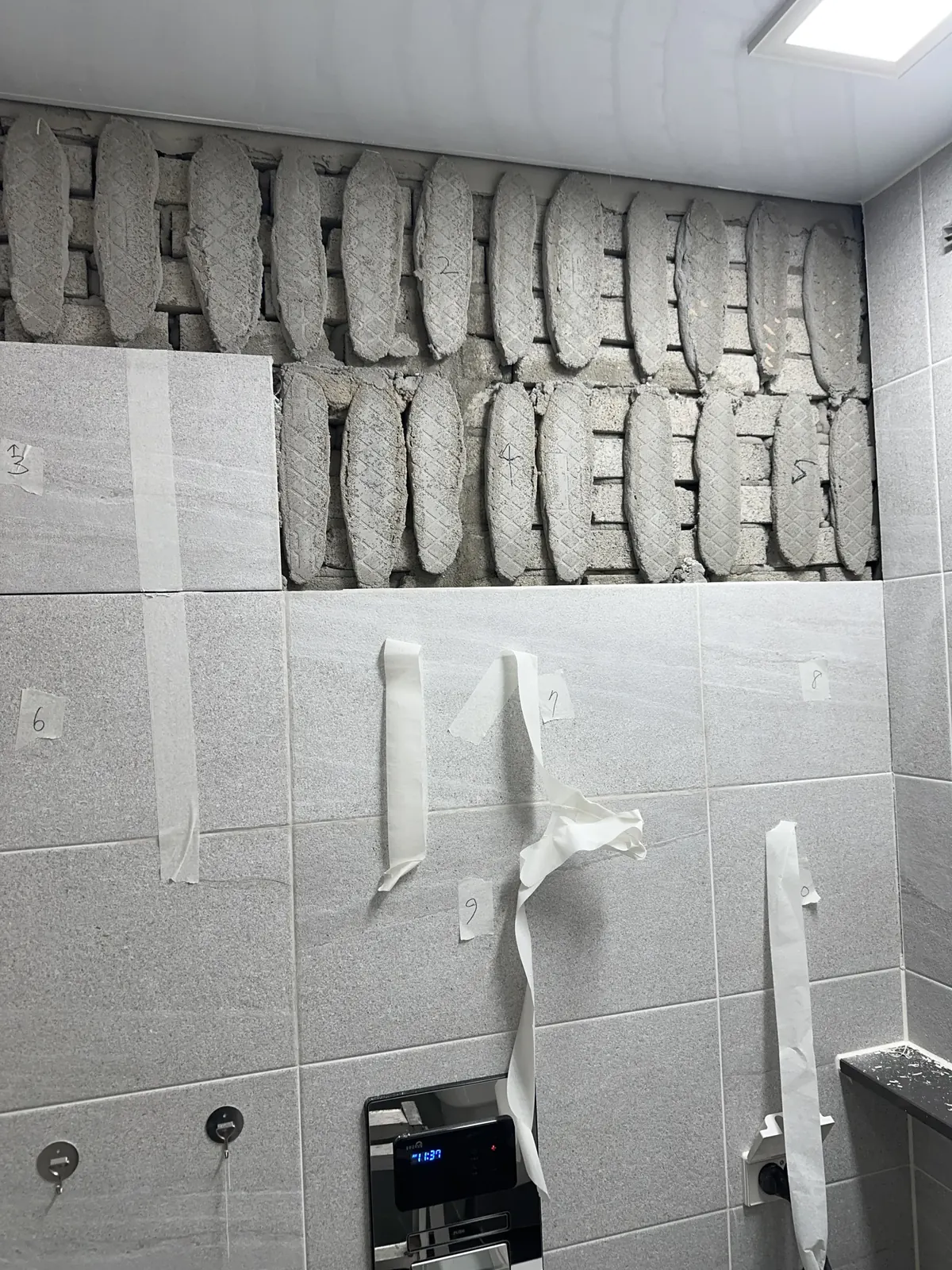 벽 타일 재단 및 부착