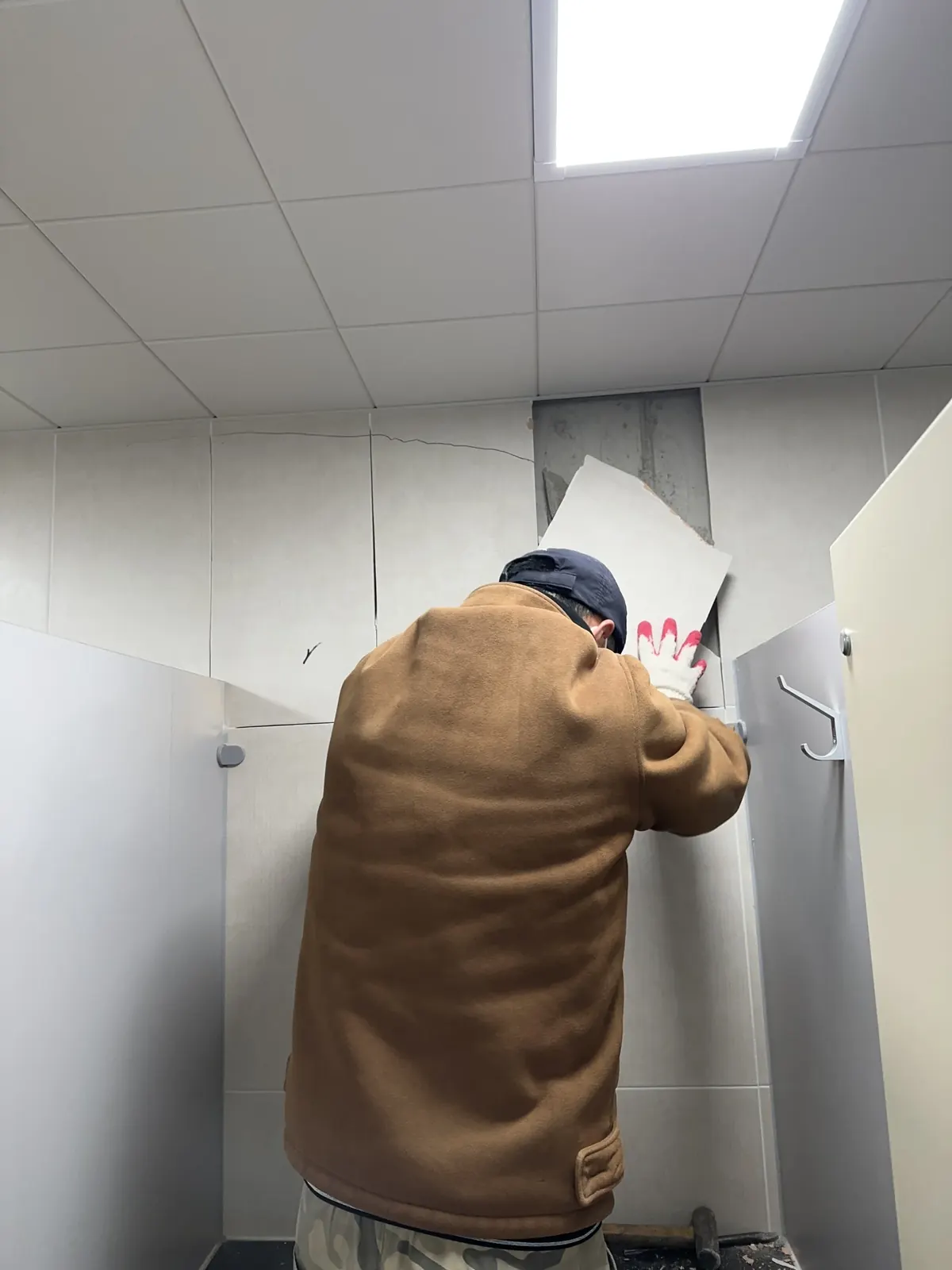 화장실 벽 타일 시공 작업 — 고쳐주기 타일 시공사례