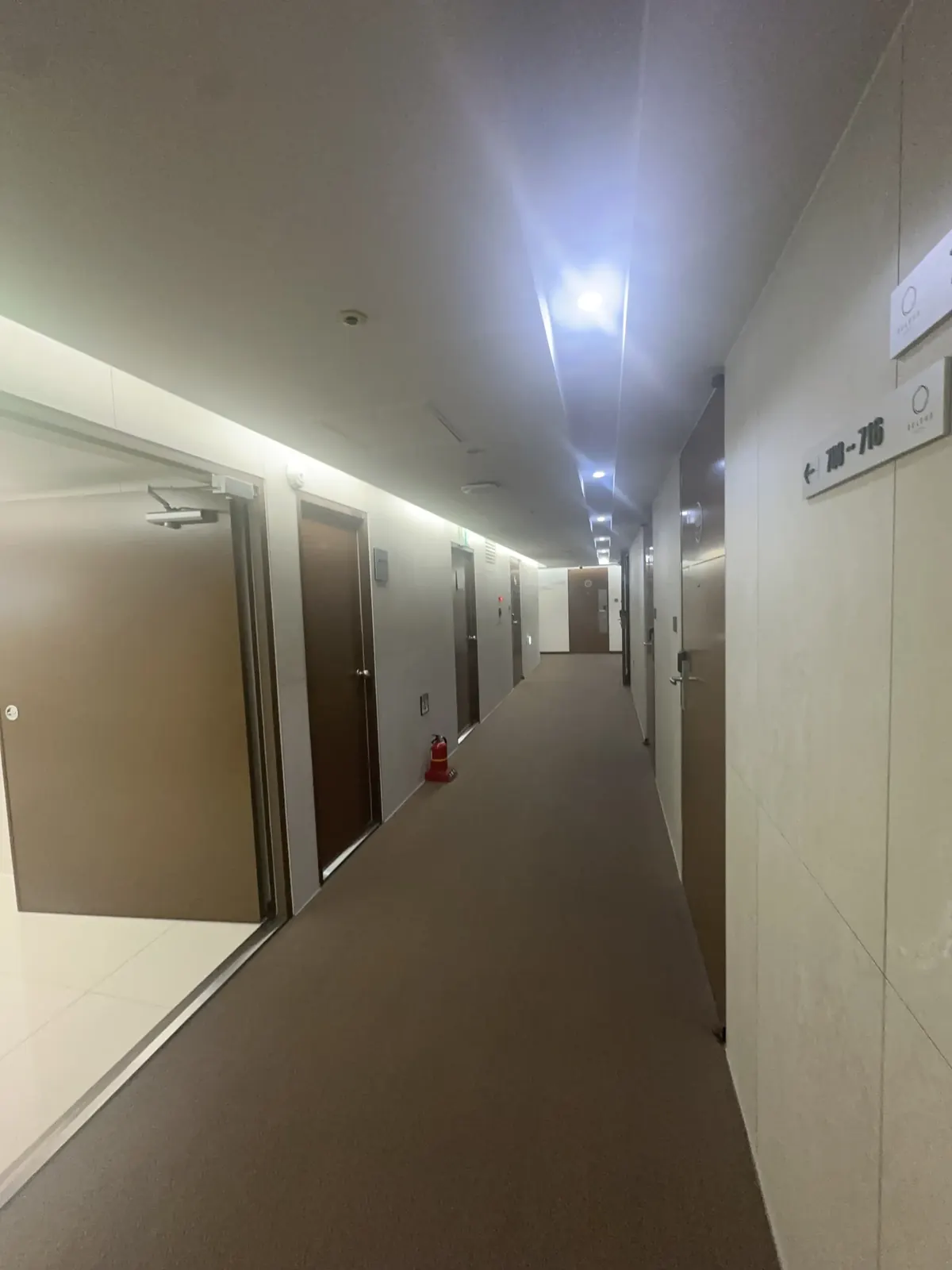 벽 타일 재단 및 부착